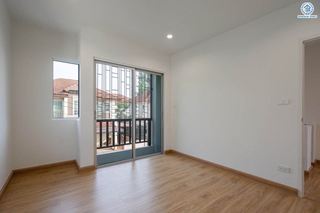 บ้านมือสองตกแต่งใหม่ ม.เดอะไพรเวซี่ ไพร์มเพลส รัตนาธิเบศร์-บางใหญ่ พื้นที่กว้างกว่า 39 ตร.ว. รองรับทุกความสุข ฟังก์ชัน 3 ห้องนอน 2 ห้องน้ำ จอดรถได้ 1 คัน บนทำเลเดินทางสะดวก เชื่อมต่อหลายเส้นทาง ใกล้รถไฟฟ้า "สถานีบางพลู"